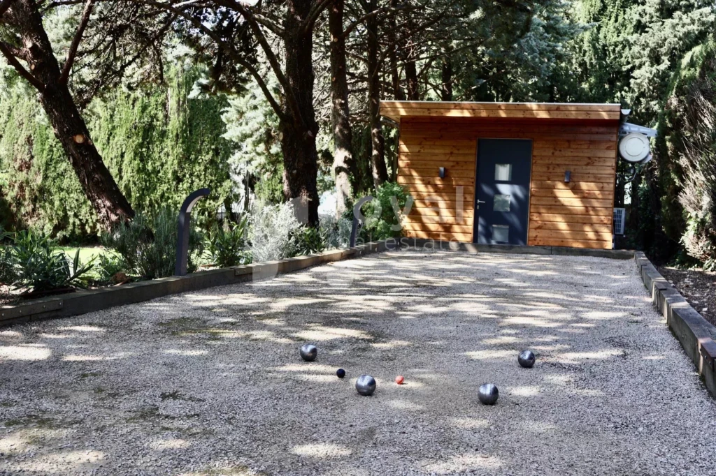 Terrain de pétanque aménagé dans villa de plain-pied à Cabris