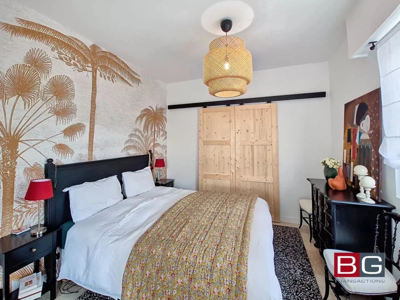 Chambre lumineuse avec décoration élégante et touches naturelles.
