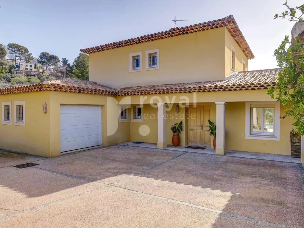 Entrée principale de la villa avec jardin paysager et piscine