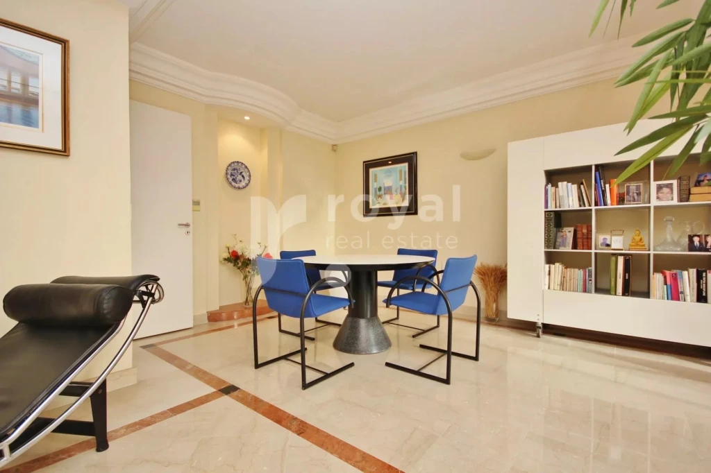 Salon spacieux dans une villa familiale