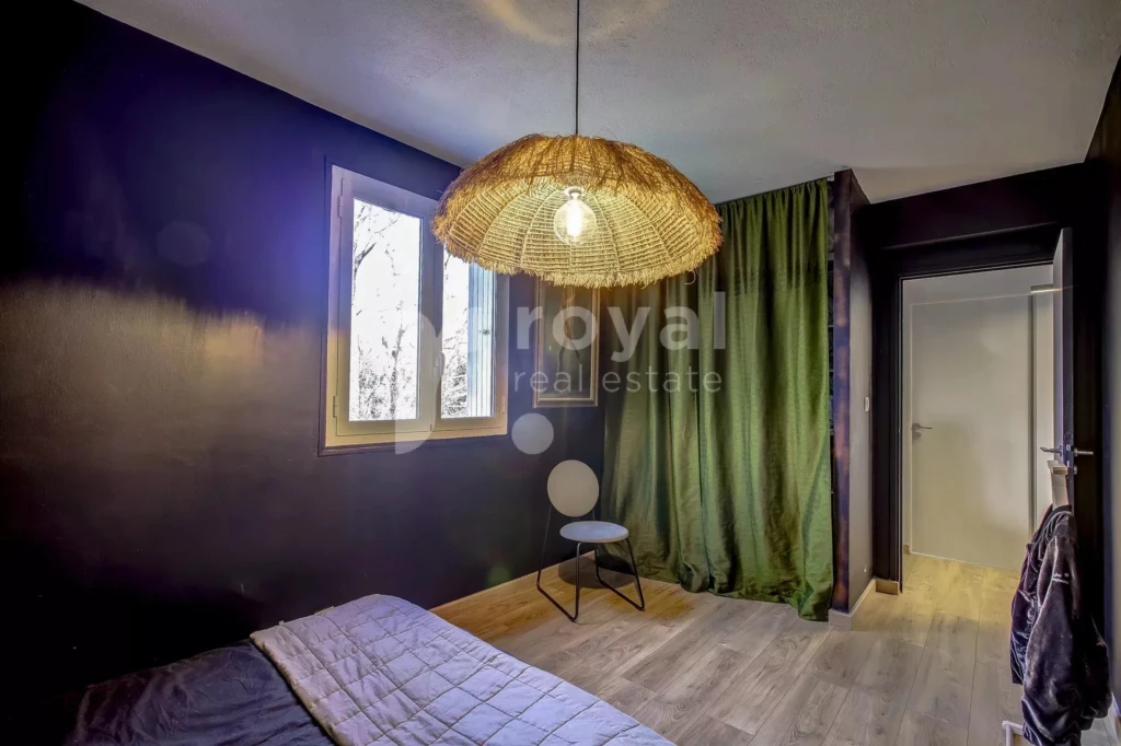 Chambre moderne avec rangements dans appartement rénové Valbonne