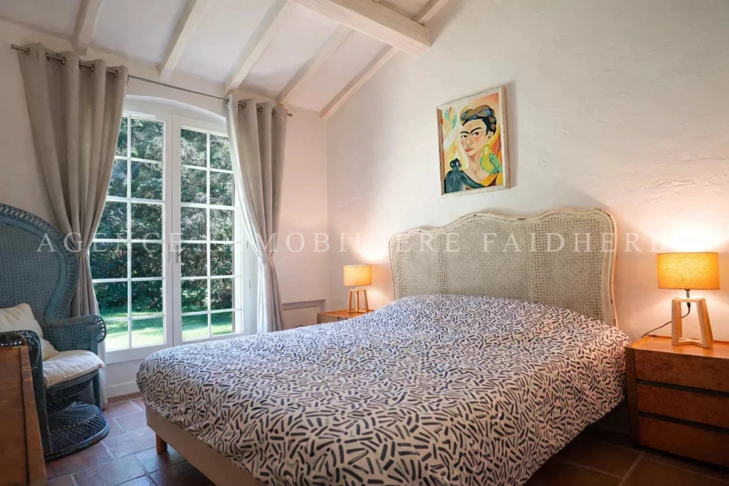 Chambre lumineuse avec vue sur le jardin, idéale pour votre confort.