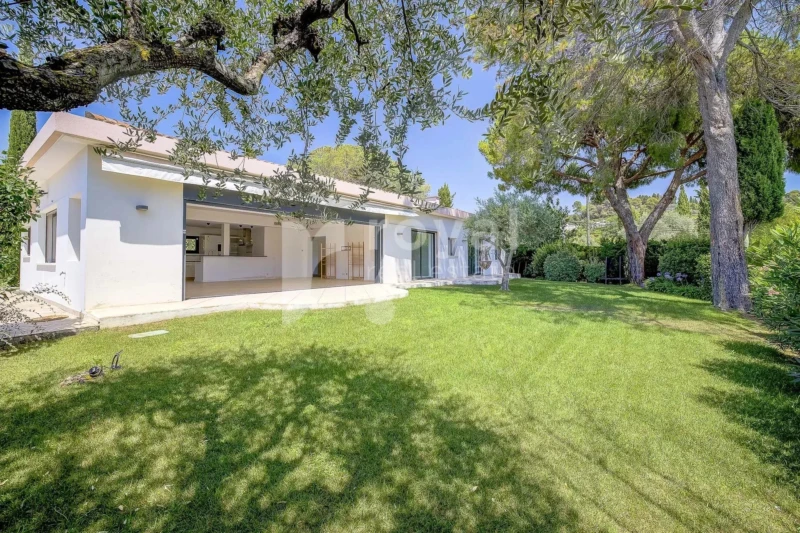 Villa design nichée dans un quartier recherché et serein