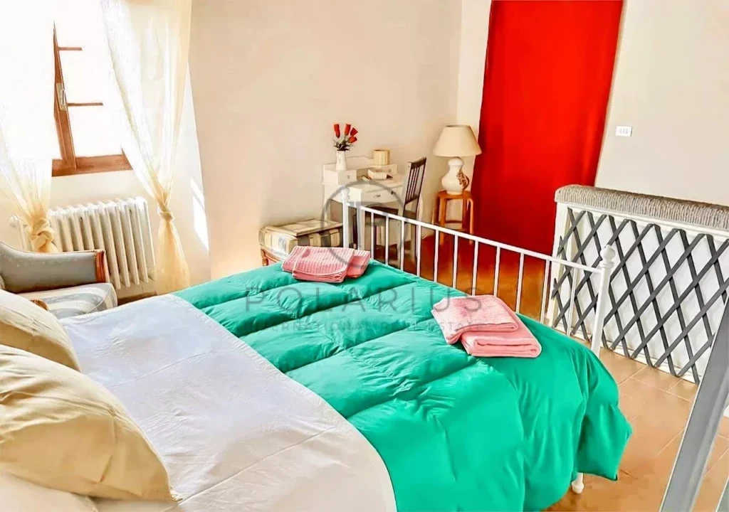 Chambre lumineuse avec lit confortable et décoration chaleureuse.