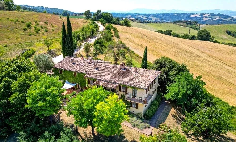 Charmante maison nichée au cœur de la campagne provençale offrant un cadre paisible et verdoyant.