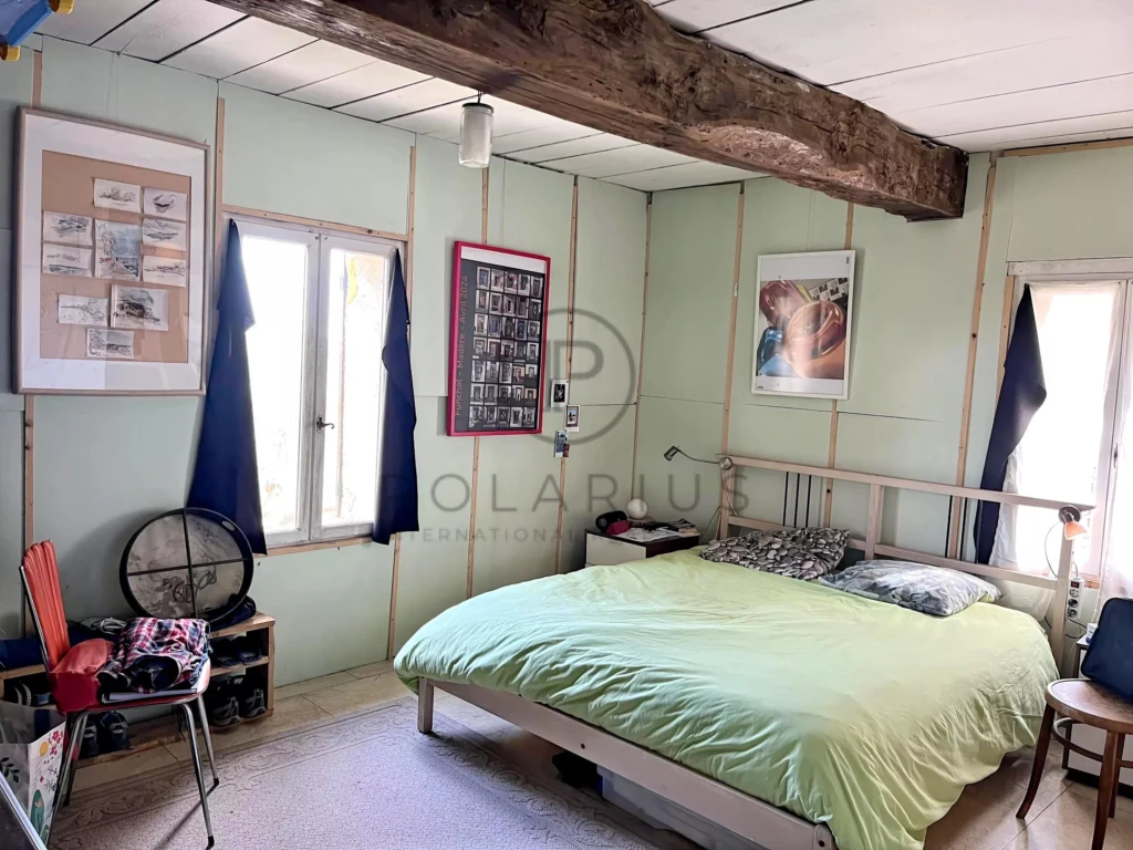 Chambre confortable avec une élégante décoration vintage, idéale pour une résidence chaleureuse.