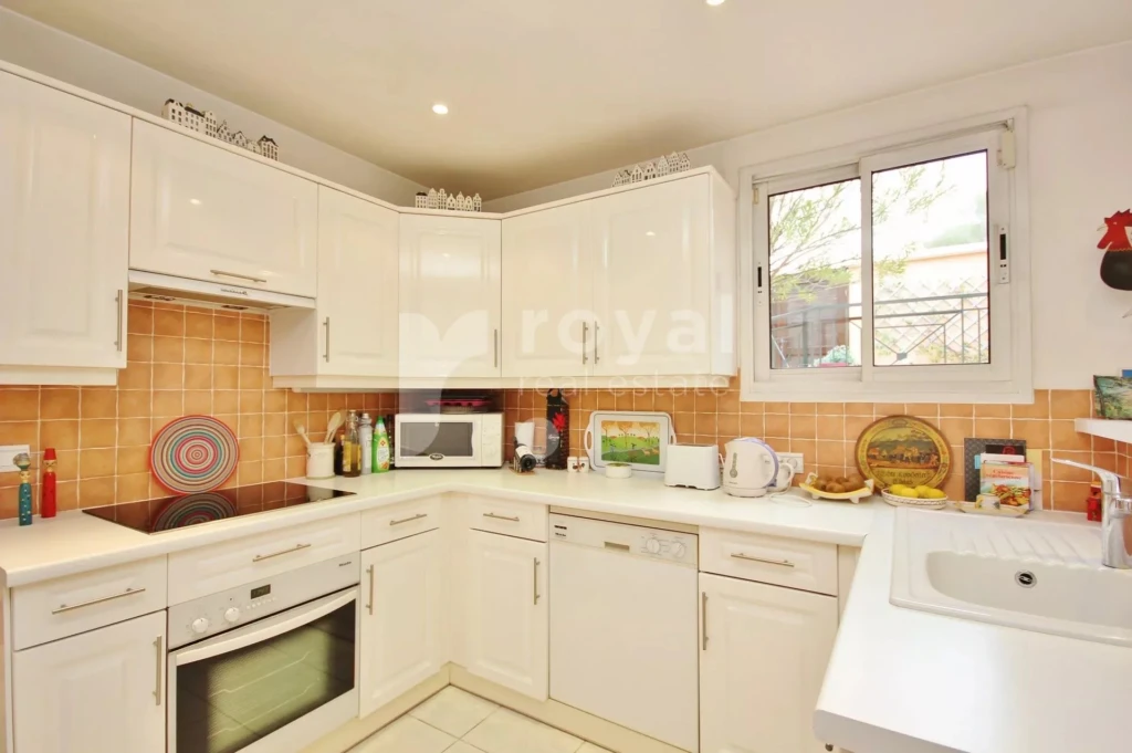 Cuisine fonctionnelle villa familiale avec vue – Royal Mougins Golf