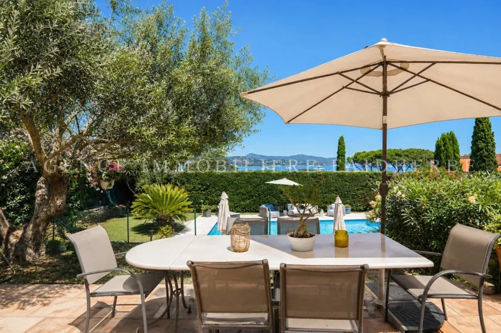 Jolie terrasse avec une vue panoramique et un espace extérieur idéal pour se détendre ou recevoir des invités.