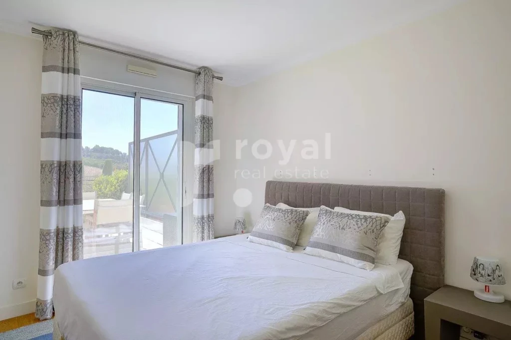 Chambre spacieuse avec lumière naturelle