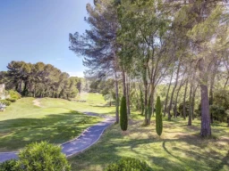 Vue sur le parcours du Royal Mougins Golf depuis la villa familiale