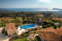 vue mer propriété avec piscine sur la ciotat