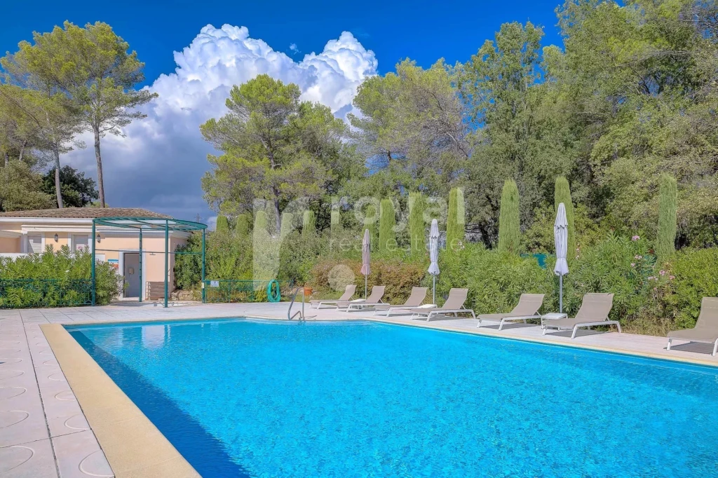 Espace détente avec piscine dans une résidence exclusive à Mougins Côte d’Azur