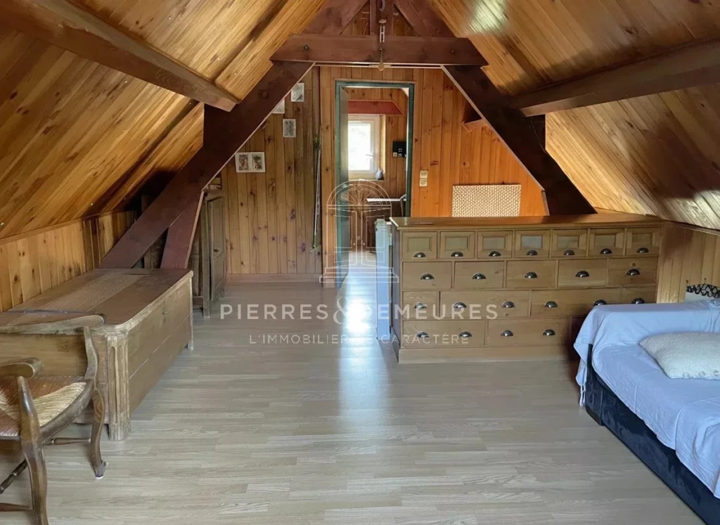 étage aménagé-chambre chaleureuse-poutres-charme