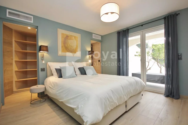 Chambre lumineuse et élégante d'une villa de luxe au Royal Mougins Golf