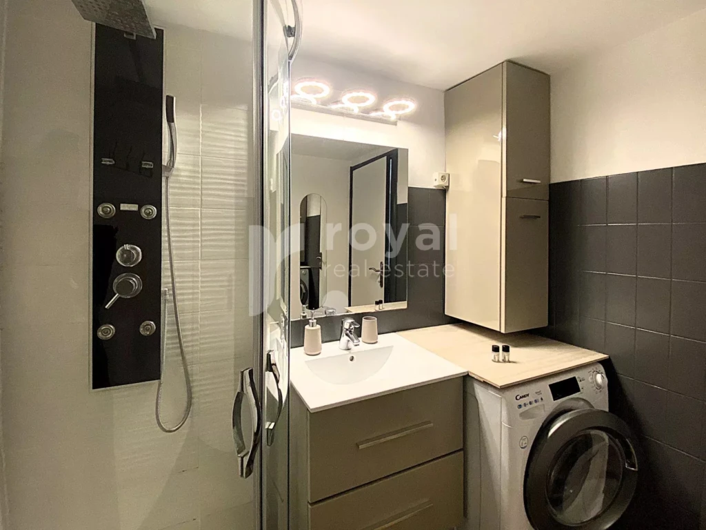Salle de douche raffinée dans studio rénové fonctionnel