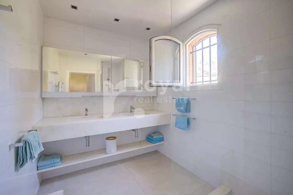 Salle de douche chic et lumineuse dans villa contemporaine haut de gamme