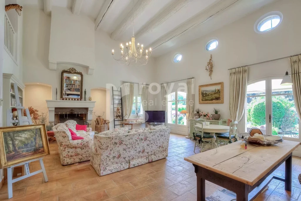 Espace de vie lumineux au style provençal avec cheminée traditionnelle