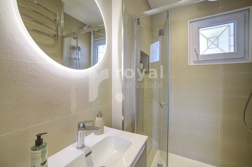Salle de douche moderne dans une villa de prestige à Mougins