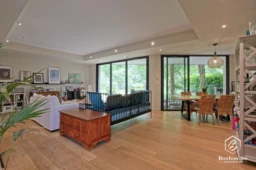 Spacieux salon lumineux avec vue sur le jardin