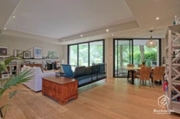 Spacieux salon lumineux avec vue sur le jardin 