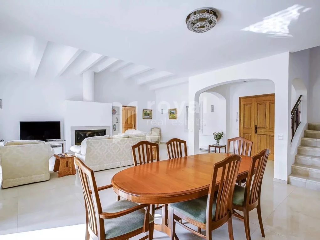 Salle à manger spacieuse avec vue sur jardin et piscine