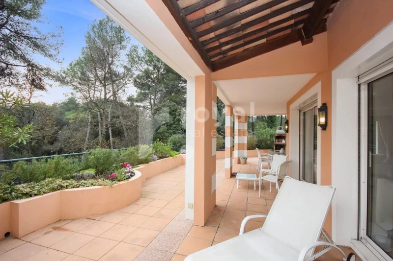 Grande terrasse villa familiale avec vue – Royal Mougins Golf