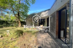 Maison d'architecte dans un environnement boisé