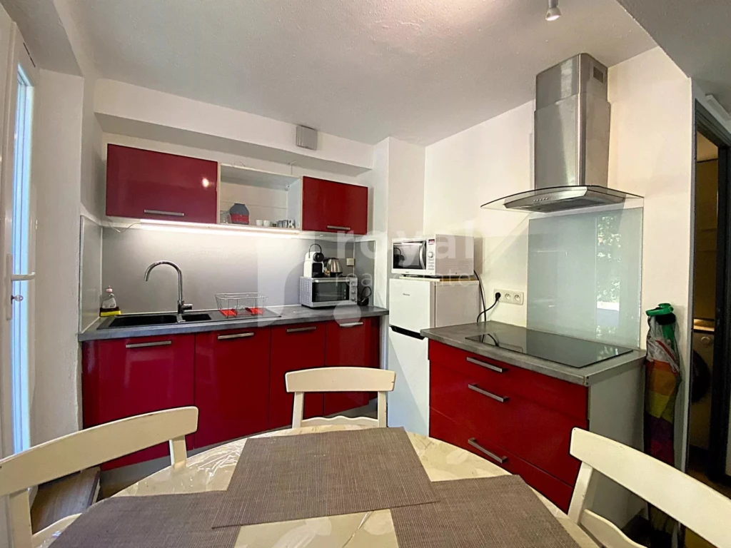 Cuisine optimisée dans studio fonctionnel proche plage