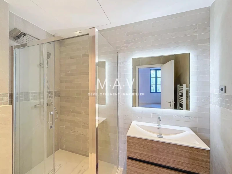 Salle de douche avec toilettes