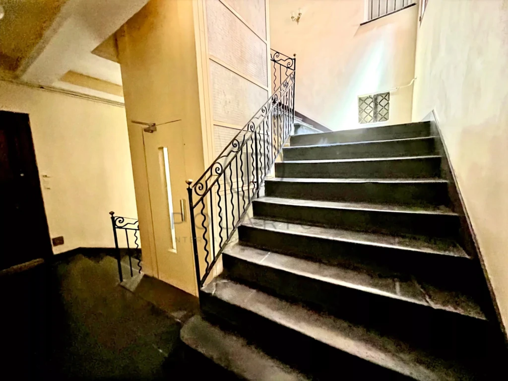 Escalier élégant dans un intérieur charmant.