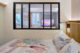 L'esprit T2 : un espace nuit distinct grâce à une verrière atelier élégante.
