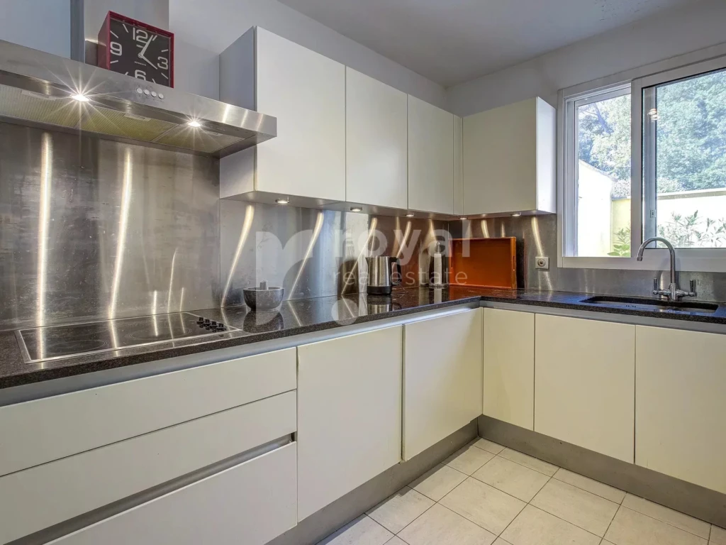 Cuisine moderne équipée dans la villa familiale Royal Mougins Golf