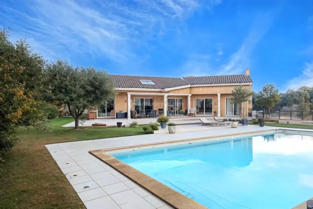 Façade arrière avec piscine
