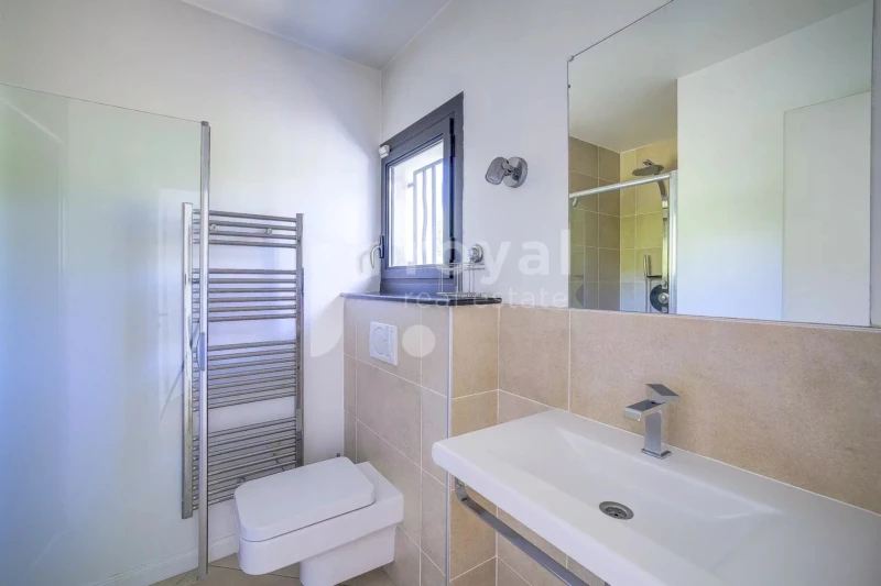 Salle de bains design avec douche à l’italienne dans le quartier calme de Mougins