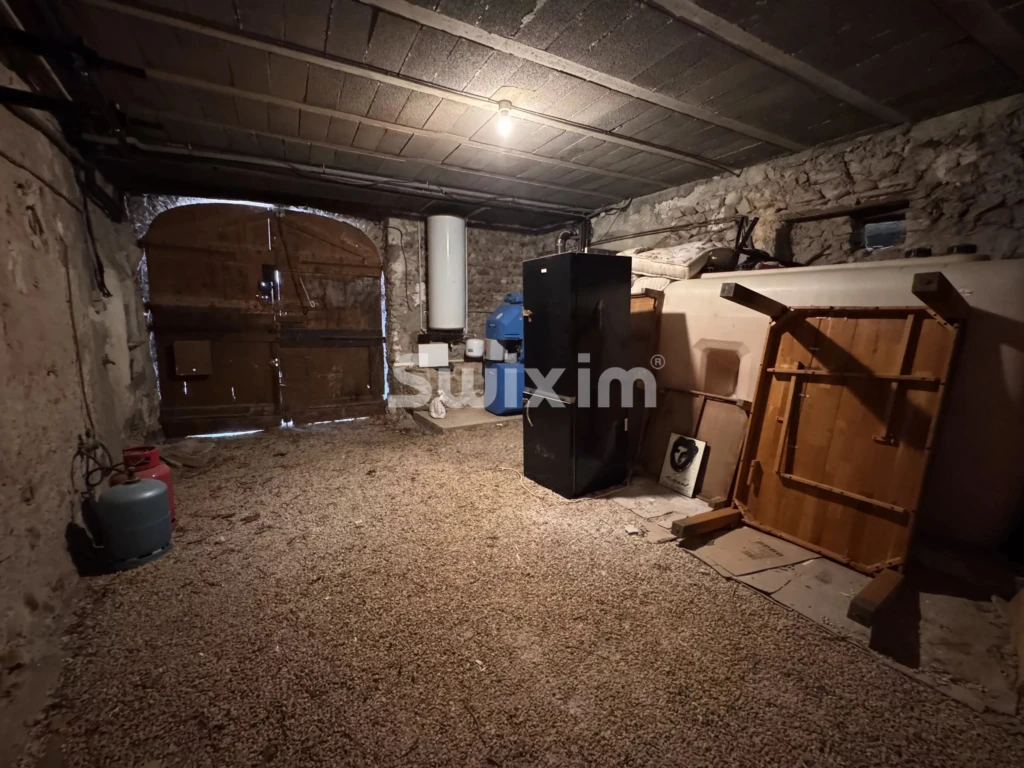 Cave à vin ou espace de stockage dans un sous-sol rénové.