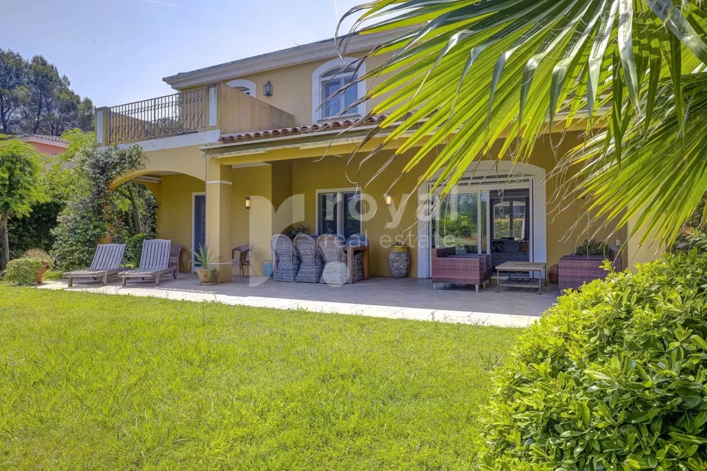 Villa moderne rénovée dans domaine sécurisé Mougins Golf