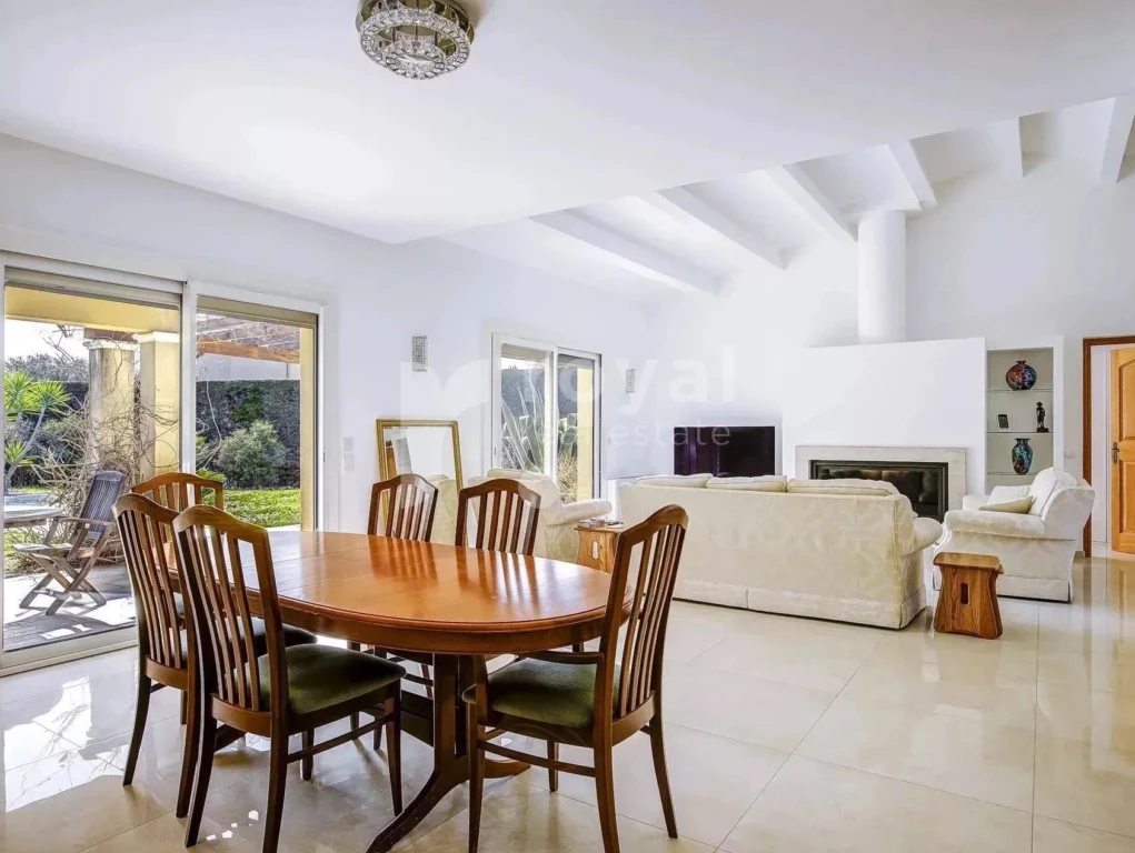 Élégante salle à manger dans villa avec piscine et jardin