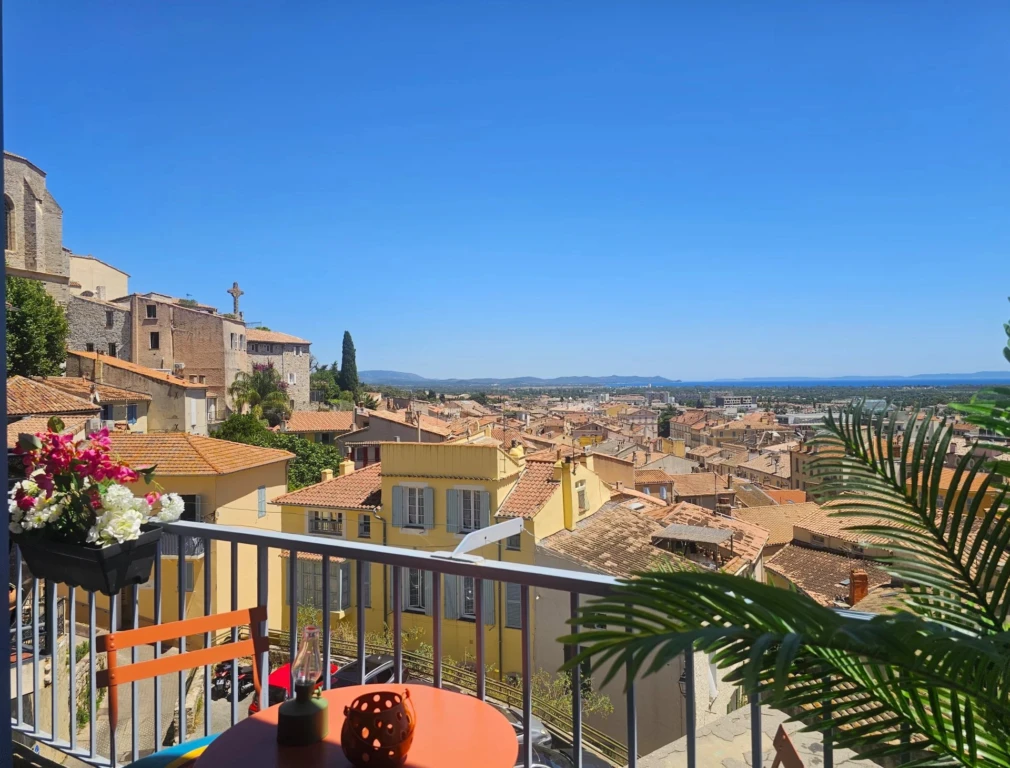 Vue dégagée sur le centre ancien de Hyères depuis le balcon