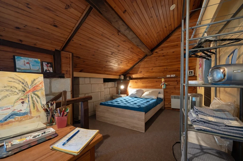 chambre 4 2 étage avec salle de douche avec toilettes