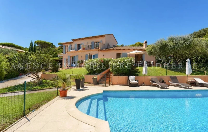 Belle maison avec piscine et jardin spacieux, située dans un cadre paisible.