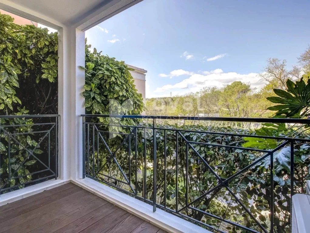 Balcon dans un appartement rénové à Mougins