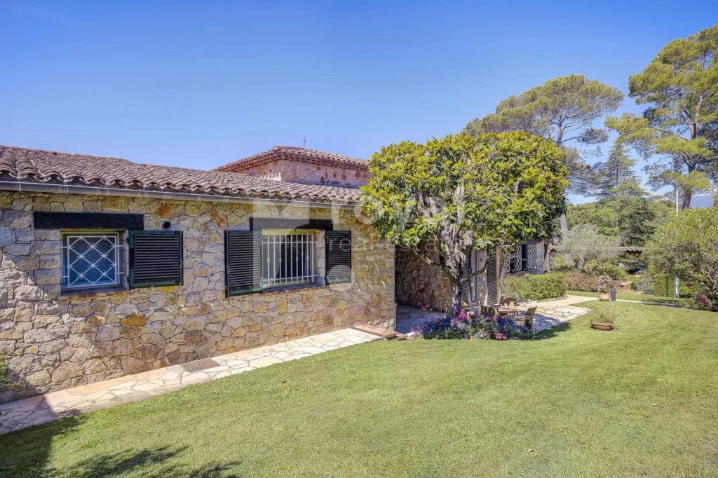 Villa de luxe avec façade contemporaine et design raffiné