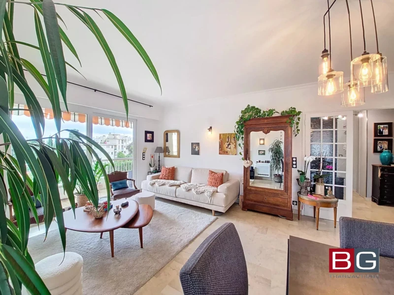 Un salon spacieux et lumineux avec un mobilier moderne et des décorations élégantes.