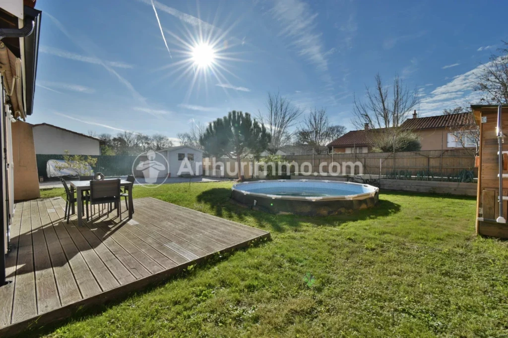 calme cuisine équipée double terrasse jardin kplaces de parking maison rénovée plaisance du touch poele à bois T4