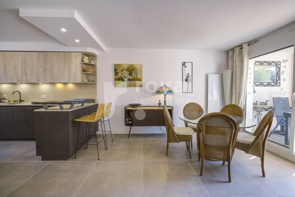 Cuisine équipée ouverte avec finitions haut de gamme à Mougins