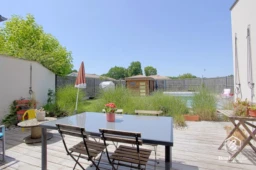 Jardin intimiste avec terrasse idéal pour recevoir.