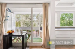 espace lumineux donnant sur  balcon , idéal pour se détendre.