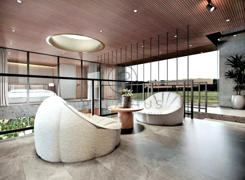 Un intérieur moderne avec des fauteuils blancs, une table basse en bois et un plafond en bois élégant, baigné de lumière naturelle.