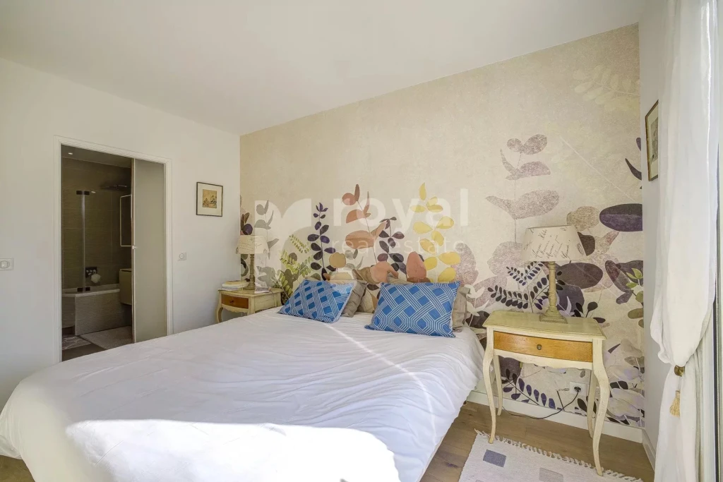Chambre de Maître lumineuse avec rangements intégrés – propriété à Mougins