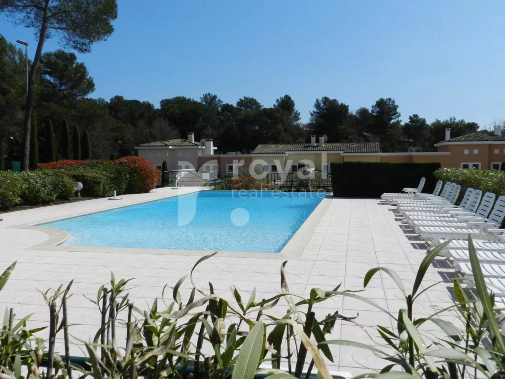 Piscine du domaine fermé dans le golf